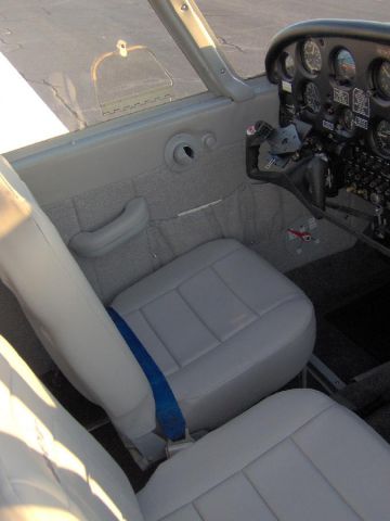 Piper Cherokee (N3701K) - Tacky blue seatbelt