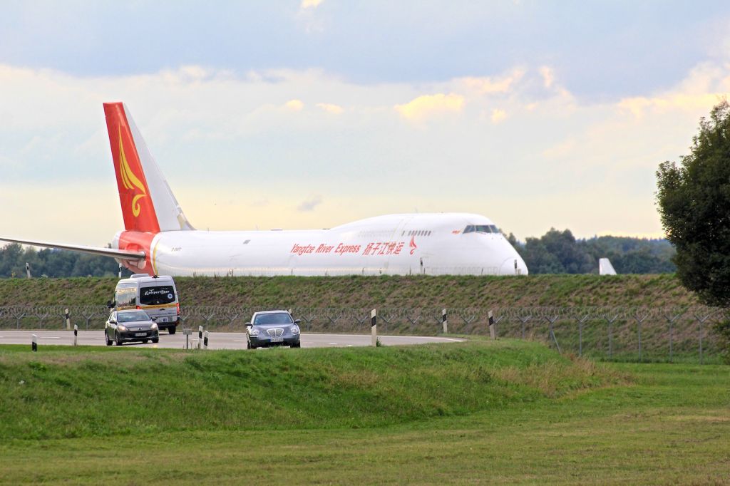 Boeing 747-200 (B-2437)