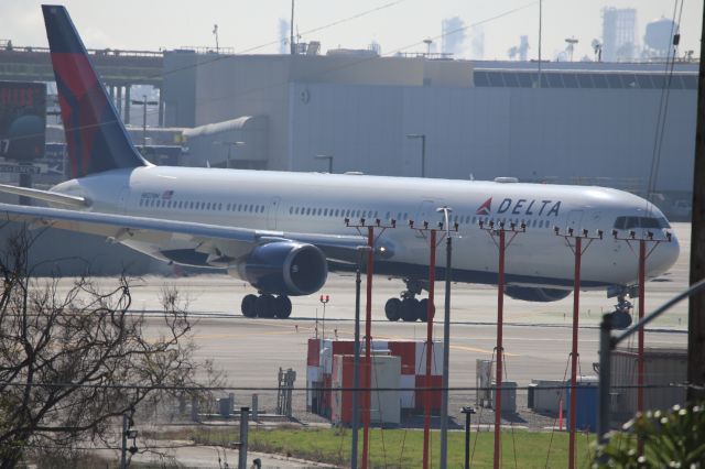 BOEING 767-400 (N827MH)