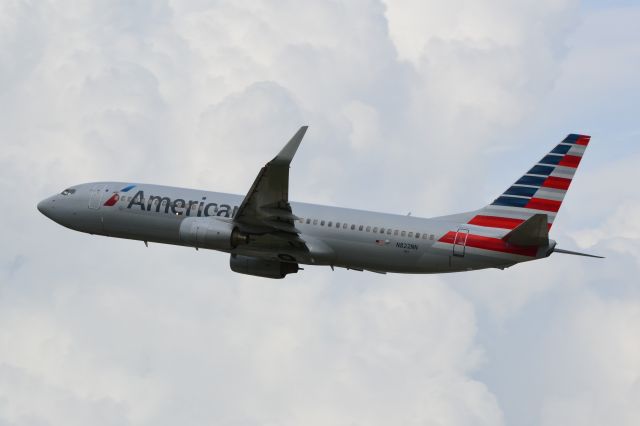 Boeing 737-800 (N822NN) - Departing KCLT - 8/12/18