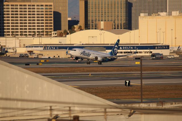 Boeing 737-800 (N517AS)