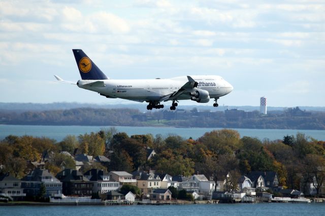 Boeing 747-400 (D-ABTF) - Lufthansa 422 Heavy arriving on 22L over Winthrop, Massachusetts