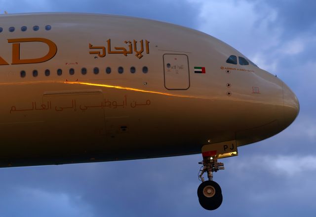 Airbus A380-800 — - EITHAD, A380, approaches runway 16R at YSSY.