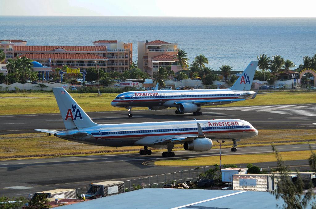 BOEING 767-200 (N678AN) - Two American Airlines.