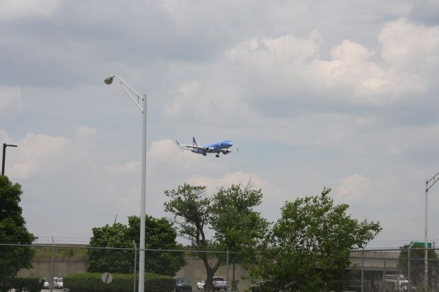 EMBRAER 195 (N192BZ) - The very first breeze airways flight to land at Louisville Airport