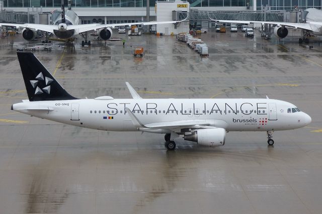 Airbus A320 (OO-SNQ)