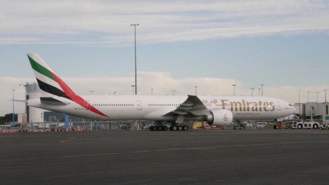 BOEING 777-300ER (A6-ECG)