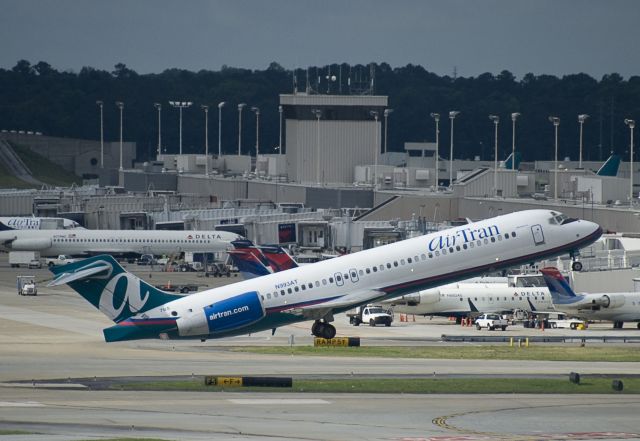 Boeing 717-200 (N993AT) - Seen at KATL on 5/15/2011.