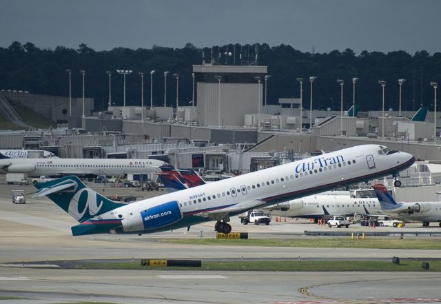 Boeing 717-200 (N993AT) - Seen at KATL on 5/15/2011.