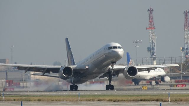 Boeing 757-200 (N539UA)