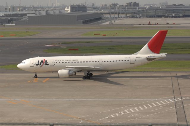 BON8562 — - Taxi at Haneda Intl Airport on 2010/10/16