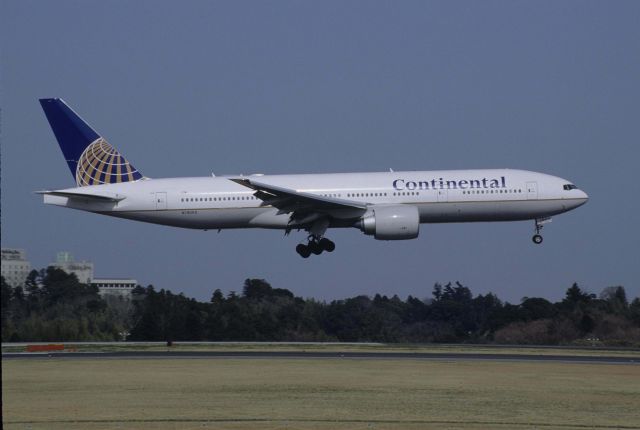 Boeing 777-200 (N78005) - Short Final at Narita Intl Airport Rwy16R in 1999/04/01