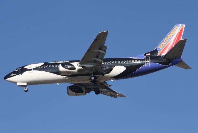 Boeing 737-700 (N334SW) - Shamu on short final for 24R in CLE