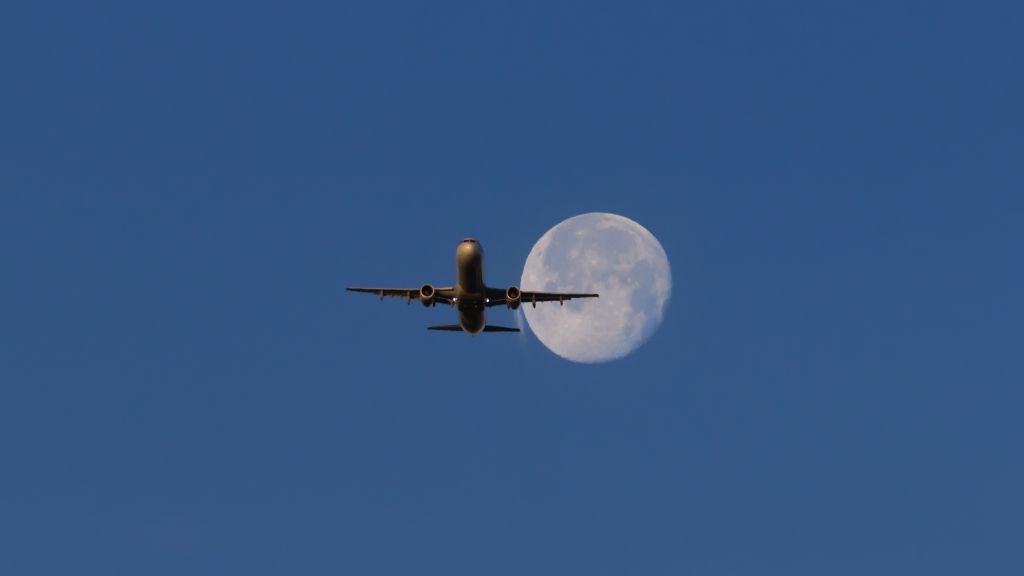 Airbus A321neo — - American Airlines A321neo taking off from PHX on 2/18/2022, with the early morning moon in the background. Taken with a Canon 850D and Canon 75-300mm lens.