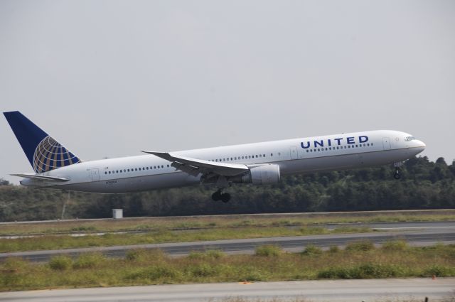 BOEING 767-400 (N76064) - Landing at NRT Airport Runway 16L on 2011/10/10