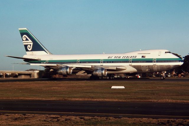 ZK-NZY — - AIR NEW ZEALAND - BOEING 747-219 - REG : ZK-NZY (CN 22725/563) - KINGSFORD SMITH SYDNEY NSW. AUSTRALIA - YSSY 26/6/1988 35MM SLIDE CONVERSION USING A LIGHTBOX AND A NIKON L810 DIGITAL CAMERA IN THE MACRO MODE.