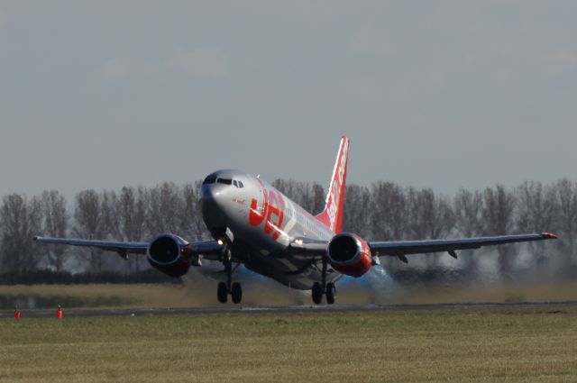 Boeing 737-700 (G-CELE)