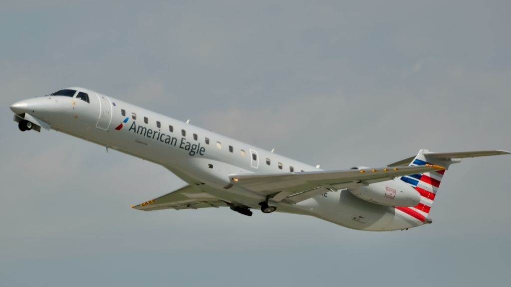 Embraer ERJ-145 (N616AE)