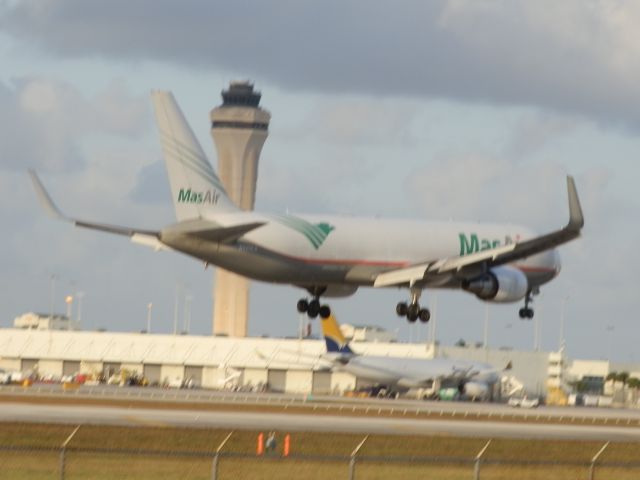 BOEING 767-300 (N420LA)