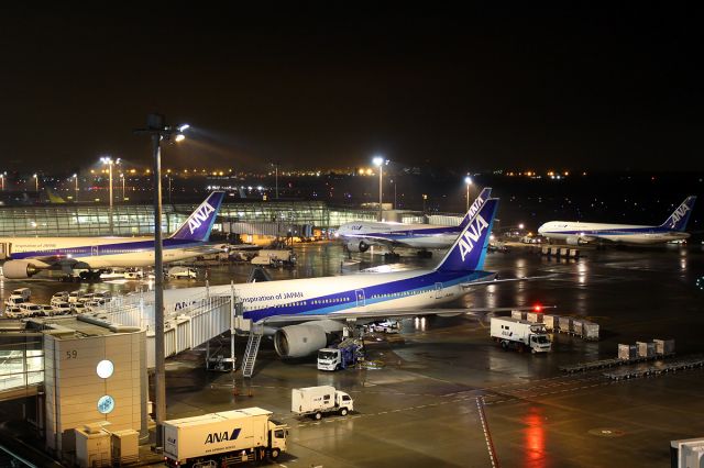 — — - Ramp view of Tokyo Haneda at night