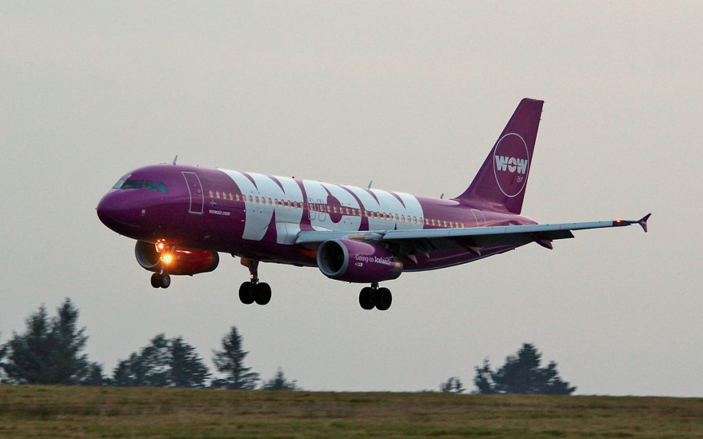 Airbus A320 (TF-SIS) - wow air a320-232 tf-sis about to land at shannon this evening from reykjavik iceland 13/2/17.