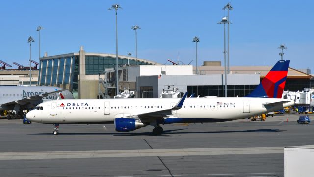 Airbus A321 (N374DX) - Delta Airbus A321-211(WL) N374DX in Boston 