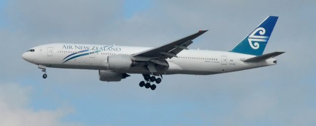 Boeing 777-200 (ZK-OKF)