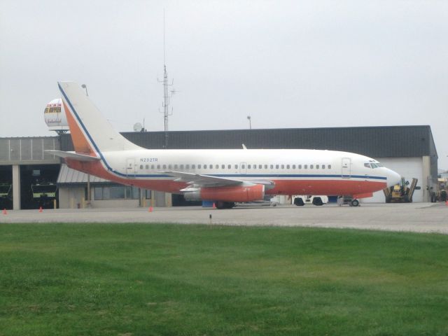 Boeing 737-200 (N252TR)