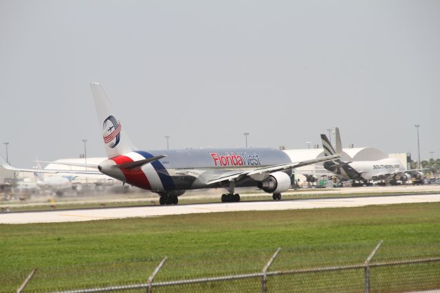 BOEING 767-300 (N316LA)