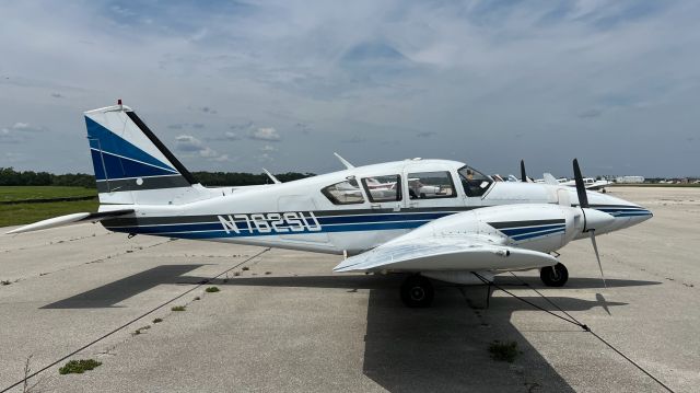 Piper Aztec (N762SU)