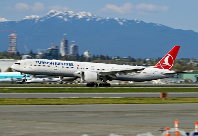 BOEING 777-300ER (TC-LJE)