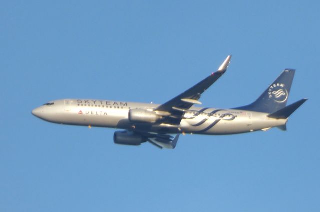 Boeing 737-800 (N381DN) - Shown here is a Delta Air "Skyteam" Boeing 737-800 a few minutes until landing in the Autumn of 2016.