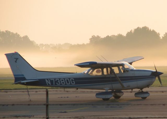 Cessna Skyhawk (N738DG) - Early morning at Downtown Shreveport.