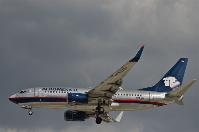 Boeing 737-700 (N784XA) - Boeing B737-700 of AeroMexico with old colors, landing on the 05R runway in Mexico City Airport (Photo July 22th 2018).