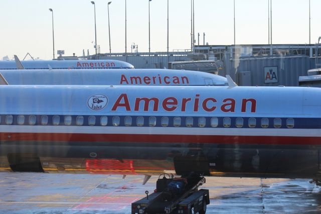 McDonnell Douglas MD-83 (N9405T) - 012613 the Flagship Tulsa loading mid-afternoon