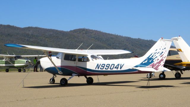 Cessna Skyhawk (N9904V)