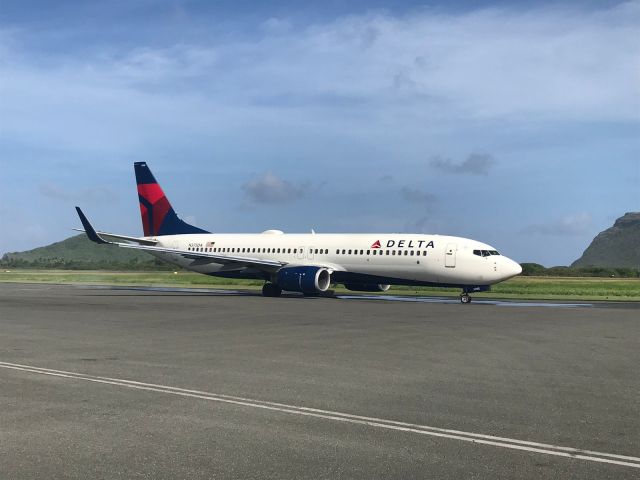 Boeing 737-800 (N375DA)