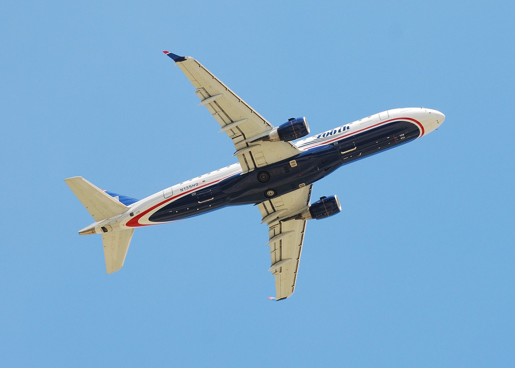 Embraer ERJ 175 (N135HQ)