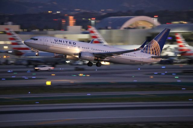 Boeing 737-800 (N24212)