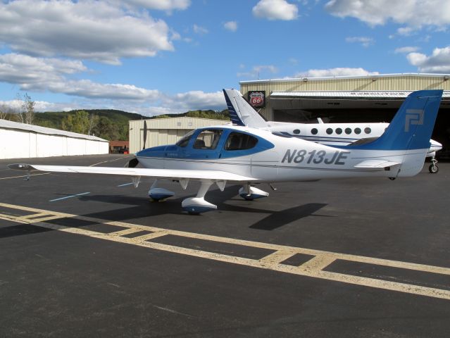 Cirrus SR-22 (N813JE) - A nice Cirrus at Danbury CT.