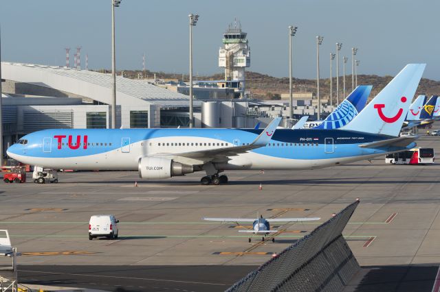 BOEING 767-300 (PH-OYI) - Tenerife Sur - Reina Sofia (TFS / GCTS) - Spainbr /br /Photo taken: June 10, 2022br /br /Operator: TUI Airlines Netherlandsbr /Type: Boeing 767-304(ER)br /Registration: PH-OYIbr /Serial: 29138/783