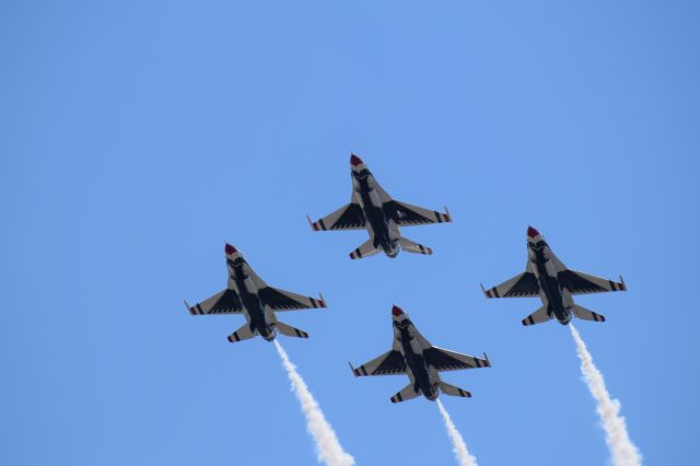 Lockheed F-16 Fighting Falcon — - Thunderbirds Team at Scott AFB.