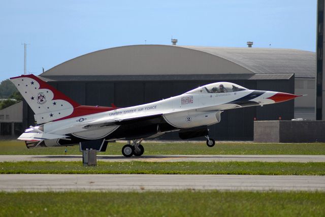 Lockheed F-16 Fighting Falcon — - Thunderbird 2 landing at the Kansas City Air Show 2008.