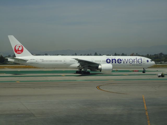 BOEING 777-300 (JA732J)