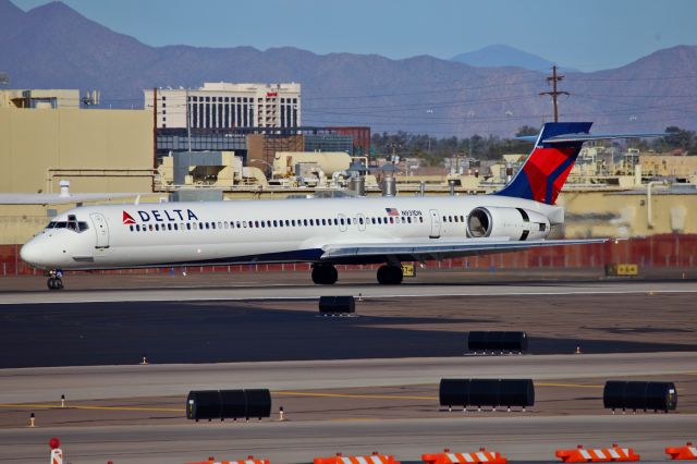 McDonnell Douglas MD-90 (N931DN)