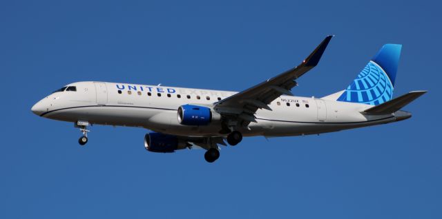 Embraer 175 (N622UX) - On final is this 2019 United Express Embraer 175 in the Winter of 2020.