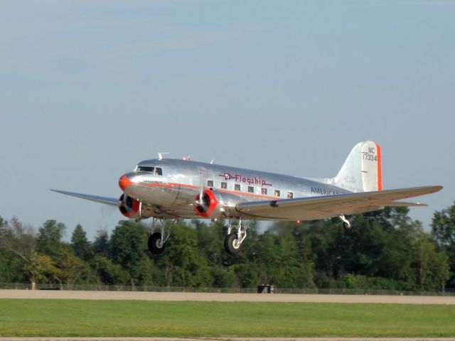 Douglas DC-3 (N17334)