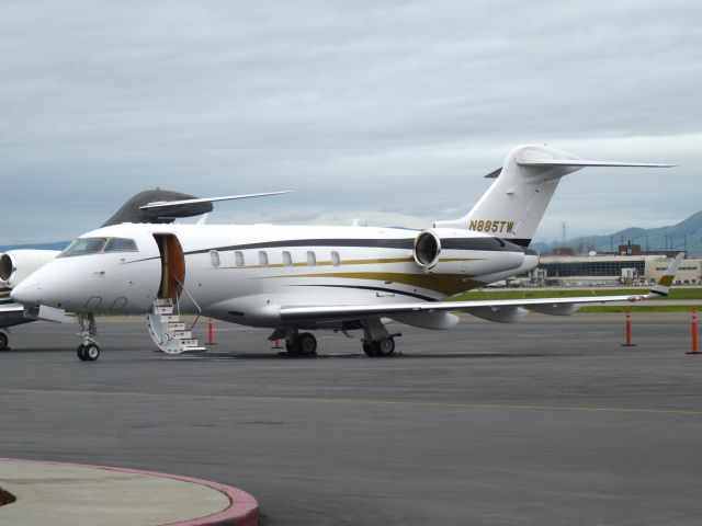 Bombardier Challenger 300 (N885TW) - Left 10 minutes later to Brown Field.