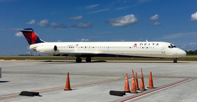 McDonnell Douglas MD-88 (N998DL)