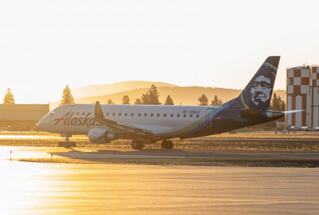 Embraer 175 (N196SY)